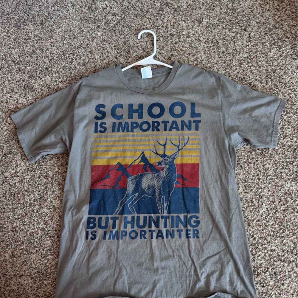 Gildan Gray Graphic T-Shirt with Hunting Design